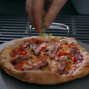 Nur noch diese Woche: Sichere dir mit dem Weber Pizzastein die köstlichste Zugabe seit langem! 🍕♥️ https://bit.ly/40bHy9K | Weber Grill für Deutschland, Österreich & Schweiz