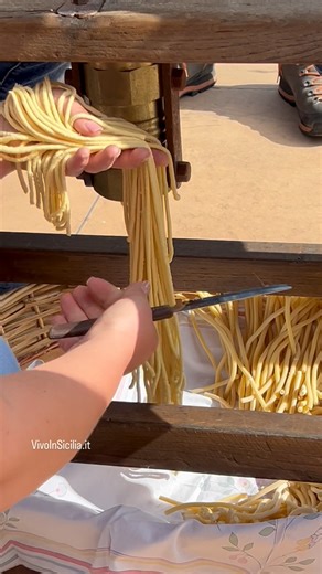 Avete mai visto un torchio per fare la pasta fresca ? Utilizzarlo non è facile come sembra, servono braccia forti, ma il risultato è eccezionale! Viva la Sicilia e chi non fa perdere le sue tradizioni . Potrete gustare i maccheroni e tanto altro alla Sagra del pomodoro, dal 19 al 21 settembre a Maniace (Catania) #fblifestyle | Vivo in Sicilia