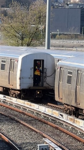 R44 Subway Car “Coupling” at Clifton Shops, Staten Island. #StatenIsland #NYCSubway #NYC #MTA #NewYorkCitySubway #LIRR #SubwayTrain #NYCTransit You can now buy me a coffee: https://bmc.link/NYCSubwayLife | NYC Subway Life