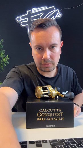 🤩Das Flaggschiff der BitBait Rollen🤩 Die Shimano Calcutta Conquest MD 401XGLH ist eine der robustesten und best geeigneten Rollen für die Angelei mit den ganz großen Ködern. Egal ob Balam oder DRT Ghost und Frenzy - die Rolle befördert alle Köder auf enorme Distanzen ❎Gewicht: 365g ❎Übersetzung: 7.5:1 - 101cm ❎Schnurabzugsklicker ❎Synchronisierter Levelwind ❎102mm long handle 🤑379.99€🤑 📅Erhältlich ab Freitag, 22.08.2025 18:30Uhr auf 📲www.fish-candy.de #fishcandy #jdmtackle #highend #bestpr