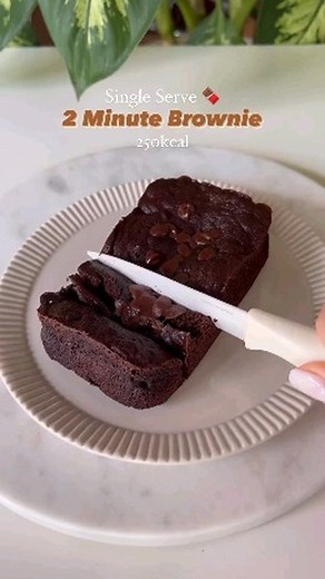 2 minute breakfast 🍫 by @giorgiapaino 🐻This one is for @bunhead_on_pointe ✅Follow for more recipes 💌 ✅Suggest your fav foods that can be made a bit more "Health-Venient" 👍 Inspo @giulycaggiari 🧡 INGREDIENTS: 1 banana 30gr cocoa powder 1 egg 1 tsp baking powder Optional: Chocolate chips Sweetener Combine all the ingredients in a food processor. Pour into a microwaveable container and cook at 900w for 2 minute. #brownie #chocolate #chocolatebrownie #easyrecipe #viralrecipe #healthyfood #break