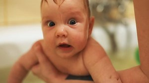Baignoire pour bébé nouveau-né aide la : vidéo de stock (100 % libre de droit) 31653712 | Shutterstock