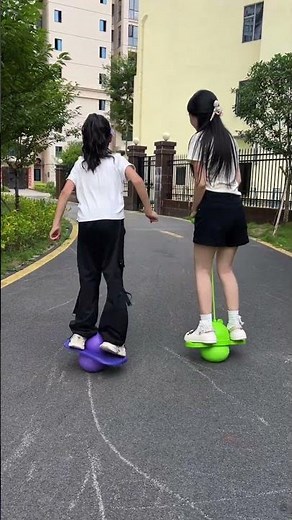 La madre y la hija juegan juntas con una pelota de salto.