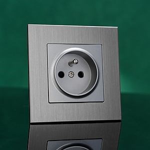 [Hot Item] China Factory Manufacture IP 20 Europe Electrical Plug Socket Aluminum Panel French 2p T Earthing Wall Socket