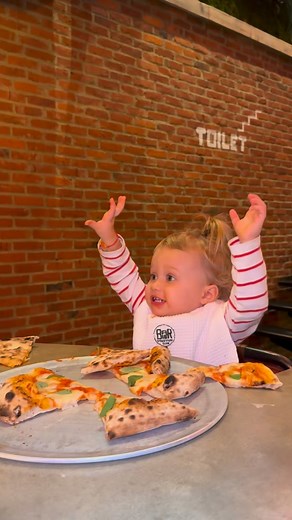 Our homemade pizza? Approved by this cutie 🥰 #barbierherentals #bistroalbert #herentals #kempen #pizza | Bar Bier