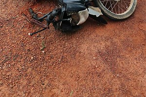 Motociclista sofre acidente na BR-317 e é levado ao hospital com fratura exposta na perna e escoriações pelo corpo