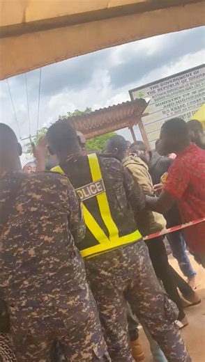 2.5K views · 20 reactions | Limited voters registration: Violence at Kukuom Registration Center in the Ahafo Region #neatfm #neatfmwatch #ghanamontie | NEAT 100.9 FM | Facebook