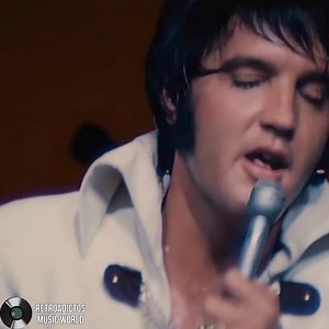 ELVIS PRESLEY _ CAN'T HELP FALLING IN LOVE La canción 'Can't Help Falling In Love' es una de las baladas más emblemáticas y eternas de Elvis Presley, el Rey del Rock and Roll. Lanzada en 1961, esta melodía se ha convertido en un himno al amor romántico y a la entrega incondicional que a menudo acompaña a los sentimientos amorosos.El inicio de la canción, con la frase 'Wise men say, only fools rush in', sugiere una advertencia sobre la precipitación en el amor, una idea que ha sido un tema común 