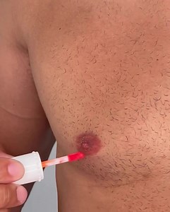 Before you come for us, yes we’re okay! Benetint’s original formula wasn’t intended for the lips OR the cheeks 👀 #benefittint #tints #benetint #gogotint #lovetint #posietint #chachatint #benefitcosmetic #b#benefitnordic #makeup #makeuphack | Benefit Cosmetics