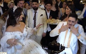 DOBILI TORBU PUNU PARA I ZLATNU POLUGU! Mladoženja na svadbi proslavio 18. rođendan, maloletnu mladu "kupio" za 100.000€