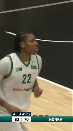 Anthony Roberts with the huge dunk!