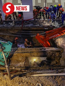 Two scuba divers have been deployed to search the chamber where a 48-year-old woman who fell into a sinkhole on Jalan Masjid India may have been swept away, said Kuala Lumpur Fire and Rescue Services Department director Nordin Pauzi on Friday (Aug 23). Kuala Lumpur Mayor Datuk Seri Maimunah Mohd Sharif assured that business operations on Jalan Masjid India can resume as usual, as the area has been confirmed safe. Read more at https://tinyurl.com/mpdbydsc WATCH MORE: https://thestartv.com/c/news 
