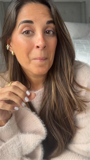 Si aún no sabes que regalarle a una persona especial, llegaste al lugar indicado ✨👀 Y así como esta anécdota, tenemos muchas más ¿Quisieras escuchar más? ☝🏻 | Claudia Navarro Jewelry