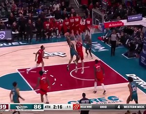 Isaiah Livers with the big-time POSTER 😳 | Open Court