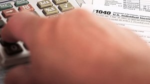 Eine Person arbeitet an 1040 Steuerformularen: Stockvideos & Filmmaterial (100 % lizenzfrei) 3981093565 | Shutterstock