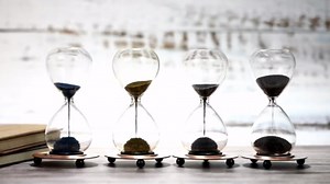 SuLiao Magnetic Hourglass 2 Minute Sand Timer: Large Sand Clock 2 Min with Black Magnet Iron Powder & Metal Base, Hour Glass Sandglass for Office Desk Home Decorative