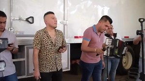 El día de ayer nos toco visitar Tuzantla Mich para ensayar un nuevo corrido a dueto con @Los Players de Tuzantla y por supuesto también nos tomamos el tiempo de la foto con los fans que iban pasando.... Aquí una prueba de lo que viene con todo Dos grandes de Tierra caliente 🚨🚨 #AfinarteMusic #BilletesYMonedas | Gerardo Diaz Y Su Gerarquia