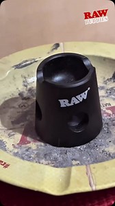 ❌ Non lasciare che le tue J in pausa si consumino all’aria. Thanks @raw_buddies @rawkandroll ✅ Usa il nostro RAW SNUFFER per spegnerle in un istante : grazie alla sua forma fa sì che manchi l’ossigeno necessario alla J per bruciare, così che si spenga senza sprechi. In più è anche magnetico, così da attaccarlo ai vostri posaceneri e vassoi RAW 😎🧲 Vuoi sapere dove trovarlo? Guarda le nostre storie in evidenza. #rawbuddies #rawkandroll #rawlive #cones #cone #buddies #snuffer #fantasy #ideas #joi