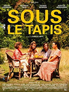 Découvrez la bande annonce de SOUS LE TAPIS Réalisation Camille Japy Avec Ariane Ascaride, Bérénice Bejo, Thomas Scimeca... Au cinéma le 19 juillet 2023 Odile se prépare à fêter son anniversaire. Alors que ses enfants et petits enfants sont en route pour la soirée, Jean, son mari, décède brutalement. Incapable de faire face à cette réalité, elle le cache sous son lit... https://www.facebook.com/photo/?fbid=660763226068533&set=a.567221845422672 #sortiecinema #panamedistribution #bandeannonce | Mo