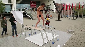 Elle fait de l'art avec des oeufs et son vagi