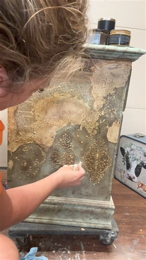 Added antiquing gels in ochre, olive and brown for this step. #diy #handpaintedfurniture #furnitureartist #flippinfurniture #flippinfurniturebytammyhuls #furnitureflipper | Flippin Furniture by Tammy Huls