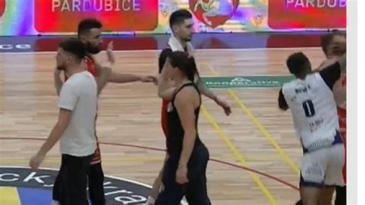 Ty(son) Nichols napadl při podávaní rukou Tomáše Vyorala. V semifinále dohrál!