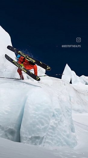 Follow the way of heaven to Punta Helbronner at 3466 meters with Skyway Monte Bianco and embark on a unique descent of incomparable beauty that goes all along the glacier of the Mer de Glace, in the heart of the Mont Blanc massif. Courmayeur Mont Blanc offers you the way to the Vallée Blanche, a track that extends for 18 km of freeride, suitable for skiers used to parallel-skiing on red slopeswith. #courmayeur #courmayeurmontblanc #ItalyAtItsPeak #liveyourpeaks #TheWayToTheTop | Best of the Alps