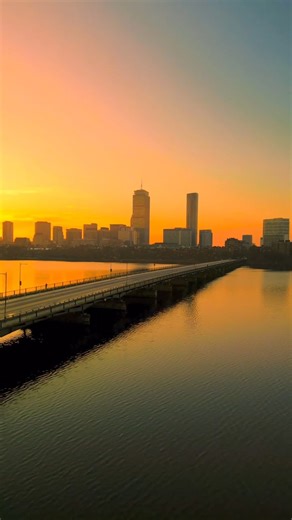Boston, warm weather is finally on the horizon ❤️🌇#PruBoston 📷: @‌bandj_photography on IG | Prudential Center Boston
