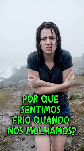Quando estamos molhados, sentimos mais frio porque ocorre uma transformação física importante: a água na nossa pele evapora, passando do estado líquido para o gasoso. Para isso acontecer, ela precisa absorver energia. E essa energia vem do nosso corpo, na forma de calor. Como a água tem um alto calor latente de vaporização, ela retira bastante energia da pele, deixando a superfície corporal mais fria. Por isso bate aquele arrepio quando saímos do banho ou da piscina.O suor tem uma das funções de