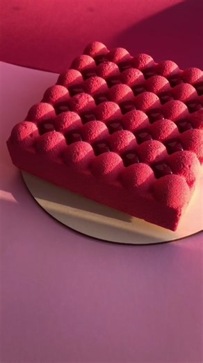 Decorating a Red Cake with Unique Techniques