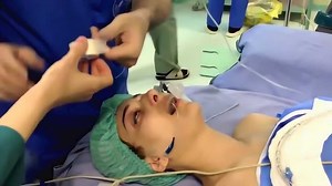 外国美女亲身演示全身麻醉的过程，麻醉医生超熟练！