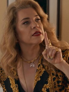 Pilar invade casa de Adriana e ameaça família — Quem Ama Cuida