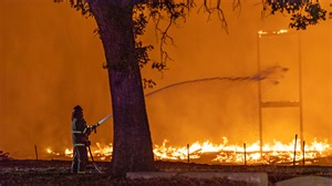 Incomplete Visalia apartment building burns to ground; heat damages neighboring homes