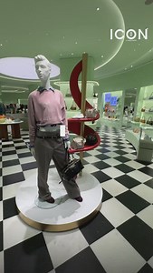 #ICONFASHION 位于 @ion_orchard 的@prada 精品店经翻新后正式营业，设计采用了全绿色调，搭配标志性黑白格子元素，展现品牌风格。店内新添东南亚首家Prada Caffe，提供各式各样的甜点、面包和咖啡饮品。 #IconSingapore #Prada | ICON Magazine Singapore