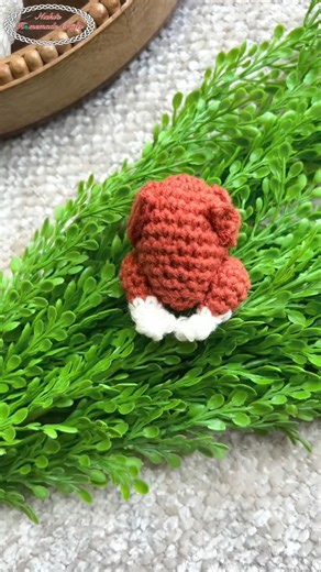 How cute is this tiny turkey? It would make an adorable keychain or decoration! Find the pattern here: https://www.nickishomemadecrafts.com/tiny-crochet-roasted-turkey-amigurumi/ #crochet #yarn #diycrafts #learntocrochet | Crochet Patterns & Tutorials by Nicki's Homemade Crafts