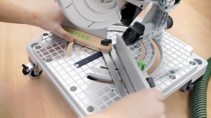 SYMC 70 18V Cordless Symmetric 216mm Mitre Saw Get optimal outcomes in less time. Utilizing the SYMMETRIC tool enables you to cut strips at double the speed compared to a standard compound miter saw, with precision and without the need for complex calculations. Utilize the bevel feature to effortlessly achieve interior and exterior angles and transfer them to the symmetrical stop system. Achieve precise cuts along the bisector, requiring just one setup to cut both strips of a corner accurately. 