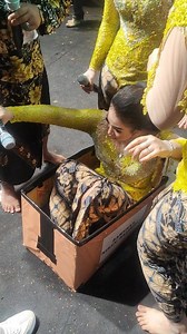 223K views · 1.3K reactions | Niken salindry sama mas Bambang masuk kotak sawer lurr...‼️‼️‼️‼️ wkwkwkwkwk臘臘 #fypp #fypppppppppppppp #fypviral #nikensalindry #mayangkaramusik #csmayangkaranikensalindrygroub #campursarimayangkara #kotakediri #sindenviral #sindenpopuler #sindenhits #sindencilik #sindenjawa #sindenmayangkara #artisviral #ratulamunan #videoviral #up #videotrending #reels #fbpro #fyppppppppppppppppppppppp #up | Satriawan Wahid Arisato | Facebook