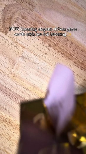 hot foil pen satin ribbon =place card perfection! ✨ Tag a groom or bride how needs this at their wedding 💕 Comment “RIBBON” for more info #hotfoilpen #placecards #weddingdiy #eventplanning #calligraphy #diywedding #partyplanning #satinribbon #weddingstationary #eventdecor | Alettera Calligraphy