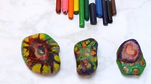 This is such a soothing art project. Great for kids with adult supervision, or for adults only! I love making these. Heat rocks in the oven for 10 minuites at 350. Then place them on a protected surface and gently rub crayons over the hot rocks and watch them melt. As the rocks cools, the wax hardens and you have a beautiful permenant piece of art. | Creative Ramblings