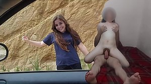 Aïe, ça fait mal ! Une belle et innocente prostituée de Tijuana donne son cul à un vieil homme pour un soutien financier, réel et non simulé.