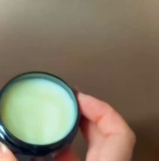 Når kulden rammer, redder vores balm din hud. Den smelter ind i huden med en nærende blanding af sheasmør, mangosmør og kokosolie – tre fugtbomber, der tilsammen beskytter mod kulden, giver fugt og efterlader huden blød og smidig. Den giver også en virkelig fin glød til huden, og så dufter den dejlig spa agtigt af citrus og patchoulli 😍. Den er den perfekte lille multitasker til tasken, bilen og badeværelset – lige når huden trænger til ekstra omsorg i den kolde tid ❄️. #skincare #kystcare #nat