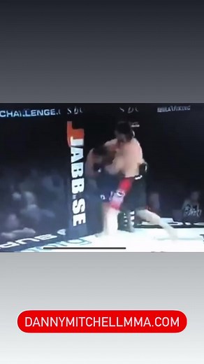 The win that got me to the UFC 🙌🏻 look how I setup the finished sequence from standing. I taught this in a recent seminar at @gordojiujitsuripon I use the guillotine to underhook grip (what some call the 100%) and use a sumi gaeshi throw to the mount, I use the pressure on the neck to force them to turn their back, giving me, in this case the rear naked choke. I have a full system from this position, I can literally hit it from anywhere, I will post a breakdown of this tomorrow, the full syste
