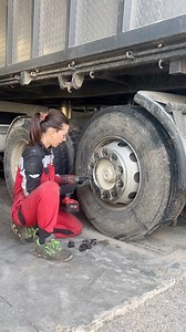 Sostituzione pneumatico ✅ #camion#gomme#pneumatici#cambiogomme#incampocongiulia | Giulia Tonello
