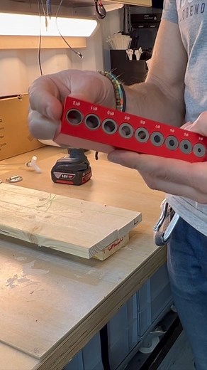 Något nördigt kanske, men väldigt lätt, smart och praktiskt, precis som ett hack skall vara. Den här gången handlar det om att bekymmerslöst borra hål. Tycker man det är kul med verktyg kan det vara värt att investera i en borrguide som håller vinkeln mot borrytan rät. Håll guiden hårt, eller ännu bättre montera fast den med en tving. Guiden fungerar även på rör tack vare baksidans v-snitt. Med det önskar jag dig många vinkelräta borrhåll i framtiden. | Search Magazine Segling