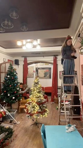 Vilenjaci su naporno radili i sve je spremno za Djeda Mraza! 😍😍😍 Mala scena postala je njegov dnevni boravak, centar blagdanske magije i velika adventska pozornica. 😍 Svoju kartu za Advent u Maloj sceni još stigneš uloviti na našem webu! 🥰 | Kazalište Mala scena