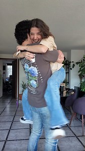 270K views · 32K reactions | Nota al pie de página JAJAA Cuando Alfre me dijo: “estás loca” permítanme darles contexto  en la mañana que se fue a trabajar, yo estaba en la cama y le dije: estoy embarazada, punto. Y alfre de que  obvio no, hazte la prueba y vas a ver. Y yo: sí total, par que ya me baje de una vez. Por eso el “estás loca” JAJAJAJ | Andi Martín | Facebook