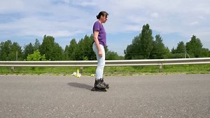 Une femme adulte fait du patin : vidéo de stock (100 % libre de droit) 3742772981 | Shutterstock