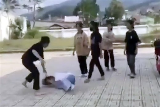 Hai nữ sinh đánh nhau, nhiều bạn học đứng nhìn quay clip
