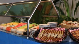 "Hotel Krystal Beach Acapulco" Cuenta con 400 habitaciones de 19 plantas tiene a su disposición 2 bares, 2 restaurantes y 1 snack bar, así como salones para grupos y conferencias. Las confortables habitaciones disponen de balcón privado, camas King o Queen, aire acondicionado, tv por cable, caja de seguridad, secadora de cabello así como plancha y tabla de planchar. Localizado en la famosa Zona Dorada de Acapulco, Guerrero. Con una excelente ubicación frente al mar — justo en el centro de todo. 