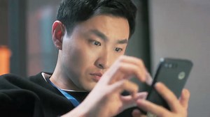 The husband installed a positioning monitor on his wife's mobile phone! 丈夫怀疑妻子爱上别的男人，竟给她的手机装定位监视她！ #熟年 #郝蕾 #Haolei #宋丹丹 #songdandan #王鸥 #WangOu #drama #home #cdrama #中国电视剧 #家庭 #婚姻 #chinese #InLaterYears | C-drama Clip